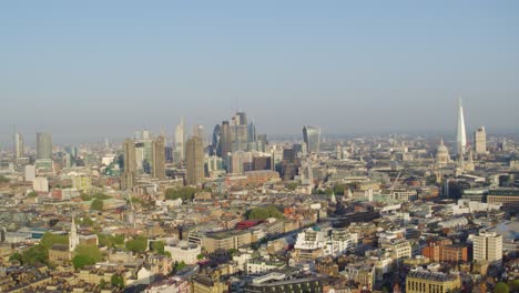 Langsamer-Schwenk-Nach-Rechts-Zeigt-Luftaufnahme-Der-Londoner-Innenstadt,-Aufgenommen-Von-Einer-Drohne