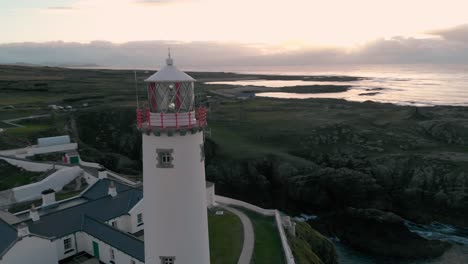 Fanadenkopf-Im-Leuchtturm-Von-Donegal,-Irland