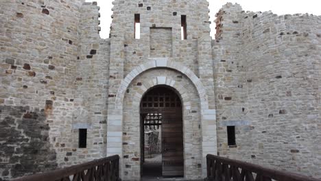 Tilt-up-on-a-castle-gate,-wall,-battlement-and-parapet