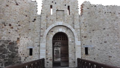 Kippen-Sie-Auf-Ein-Burgtor,-Eine-Mauer,-Einen-Wehrgang-Und-Eine-Brüstung