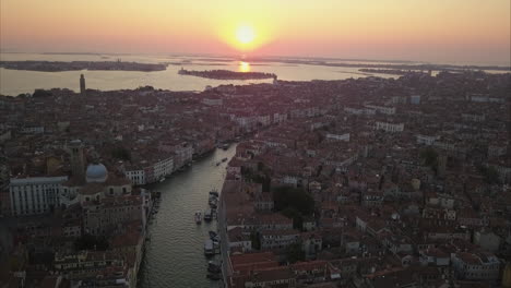 Toma-Aérea-Volando-Hacia-El-Amanecer-Sobre-El-Canal-Grande,-Venecia,-Italia