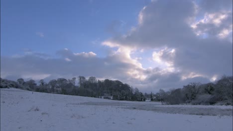 Wunderschöne-Schneebedeckte-Feldlandschaft---Morgens-In-Zeitlupe-In-Nordirland-Aufgenommen