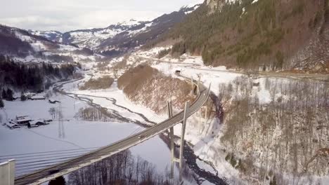 Autos-Auf-Einer-Sehr-Hohen-Brücke-In-Der-Schweiz