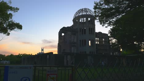 Sonnenuntergang-Am-Abend-über-Einer-Kuppel-In-Hiroshima,-Japan