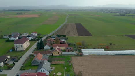 Vista-Aérea-De-La-Comunidad-Rural-Y-Tierras-De-Cultivo-En-Eslovenia
