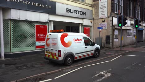 Cadent-emergency-Gas-vehicle-responding-to-a-reported-gas-problem-in-the-high-street