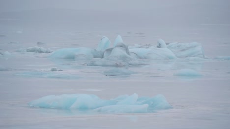 Estática,-Tiro-De-Icebergs-Turquesa,-En-El-Mar,-En-El-Glaciar-Skaftafellsjokull,-En-Un-Día-Nublado,-En-La-Costa-Sur-De-Islandia