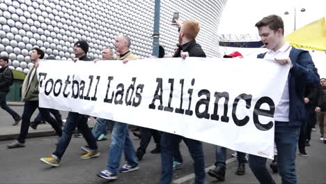 Reino-Unido-De-Marzo-De-2018---Los-Manifestantes-Marchan-Sosteniendo-Una-Pancarta-Del-Grupo-De-Extrema-Derecha-Football-Lads-Alliance-En-Birmingham