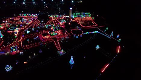 Exhibición-De-Luces-Navideñas-En-Tierras-De-Cultivo-Vistas-Por-Un-Dron