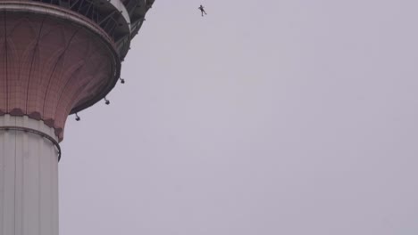 Basejumper-Springen-Vom-Menara-Tower-In-Kuala-Lumpur