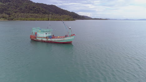 Ein-Fischerboot-Vor-Der-Küste-Einer-Wunderschönen-Insel-In-Thailand-Verankert