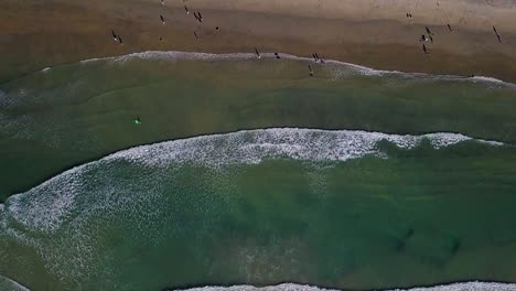 Luftaufnahmen-In-Zeitlupe-Von-Wellen,-Die-In-Den-Strand-In-Südkalifornien-Rollen