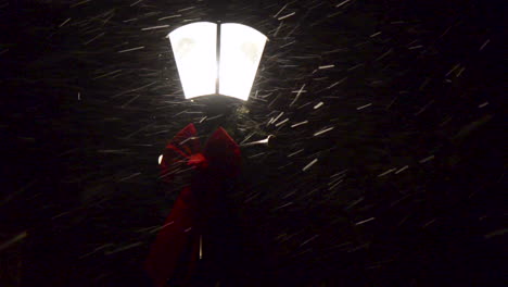 Nieve-Cayendo-Alrededor-De-Una-Hermosa-Farola-Antigua-En-Una-Noche-De-Invierno