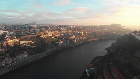 Luftaufnahme-Des-Flusses-Douro-Und-Der-Stadt-Porto-Bei-Sonnenuntergang-sonnenaufgang