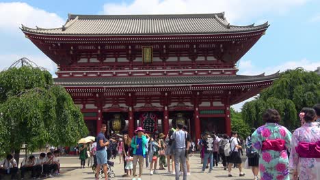 Crowded-people-heading-to-the-Buddhist-Temple-Sensoji
