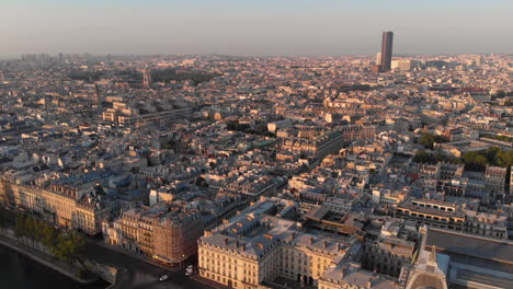 Vista-Aérea,-Paisaje-Urbano-Con-La-Torre-Eiffel-En-El-Fondo,-París,-Francia