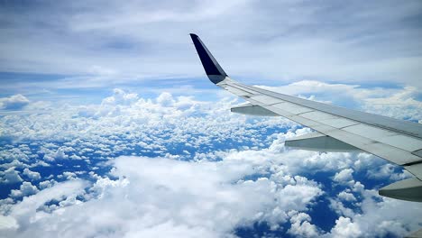 Schöne-Aussicht-Auf-Den-Bewölkten-Himmel-Von-Kommerziellen-Flugzeugfenstern