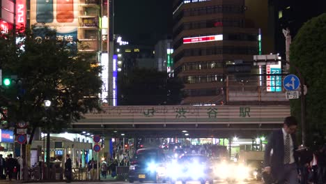 Autos-Und-Tausende-Von-Menschen-Gehen-über-Die-Berühmte-Shibuya-kreuzung-In-Tokyo-Japan-Timelapse