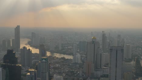 Hoher-Blick-Auf-Bangkok-Mit-Sonnenlicht-Und-Verschmutzung-Entlang-Des-Chao-Phraya-Flusses