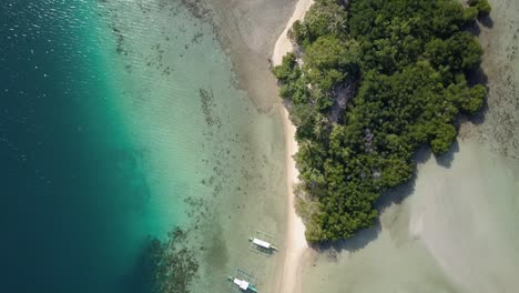Luftaufnahme-Einer-Langen-Sandbank-Und-Einer-Insel-Mit-Vegetation-Und-Mangroven,-Umgeben-Von-Wunderschönem,-Klarem-Wasser-Auf-Den-Philippinen---Kameraverfolgung