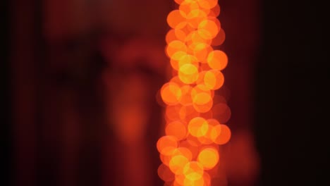 Weihnachtsbaumbeleuchtung-Im-Schaufenster-Wird-In-Echtzeit-Allmählich-Heller