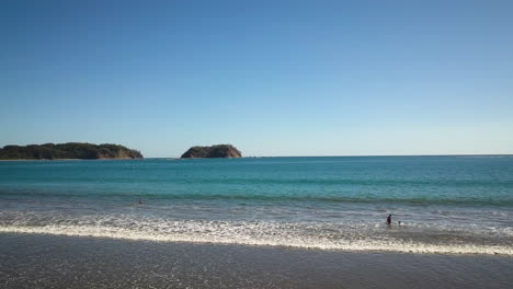 Hermosa-Playa-Tropical-Y-Océano-Azul-Reluciente