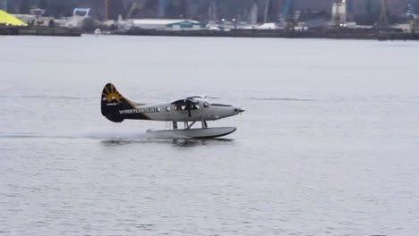 Kleines-Passagierflugzeug,-Das-Auf-Einem-Wunderschönen-See-Landet