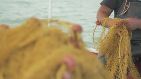 Pescador-Griego-Tradicionalmente-Ordena-Las-Redes-De-Pesca-A-Mano-A-Cámara-Lenta