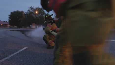 Feuerwehrleute-In-Der-Nähe-Eines-Feuerwehrautos-Mit-Langer-Leiter-Zur-Brandbekämpfung