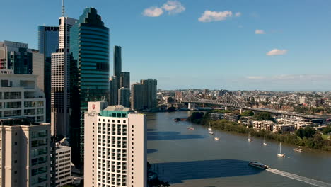 Luftbild-Von-Brisbane-Story-Bridge-Und-City-Und-Fähre-Auf-Dem-Brisbane-River