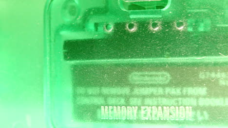 La-Parte-Superior-De-La-Consola-Nintendo-64-Verde-Y-El-Interruptor-De-Encendido-Se-Deslizan-Hacia-La-Izquierda