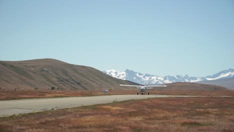 Slowmo---Flugzeug,-Das-Mit-Schneebedeckten-Felsigen-Bergen-Im-Hintergrund-Abhebt