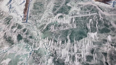 Ein-Steinbruch-Und-Ein-Boot-Liegen-Im-Hafen-Des-Zugefrorenen,-Verschneiten,-Eisigen-Eriesees