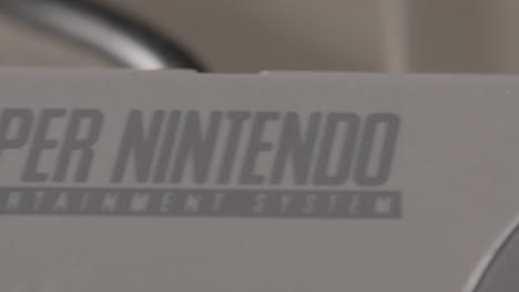 Logotipo-En-El-Controlador-Vintage-Super-Nintendo-Desliza-Hacia-La-Derecha