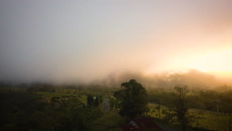 Filmischer-Nebel,-Der-über-Einem-Mexikanischen-Dorf-Schwebt
