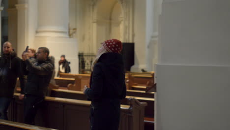 Toma-Panorámica:-Mujer-Rubia-Mirando-Alrededor-Del-Interior-De-La-Iglesia-Theatiner-En-Munich