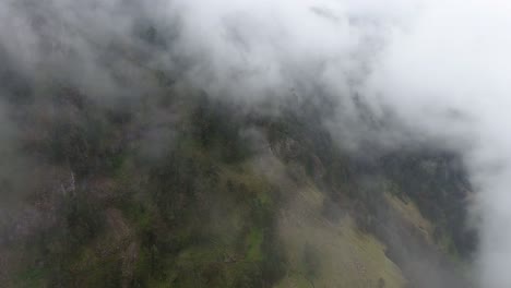 Volando-A-Través-De-Las-Nubes-En-Las-Altas-Montañas-De-Indonesia