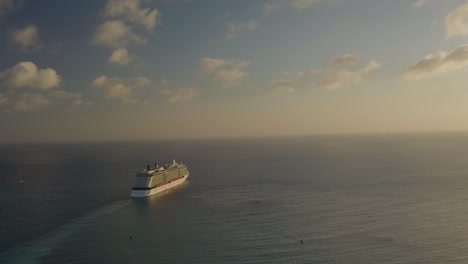 Vista-Aérea-Del-Crucero-Que-Parece-Una-Pequeña-Navegación-Hacia-El-Gran-Océano-Azul