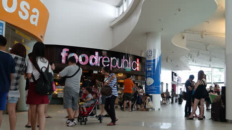 Singapur,-Singapur,-Circa-–-Beschäftigte-Käufer-Gehen-Ihren-Geschäften-In-Einem-Einkaufszentrum-Nach
