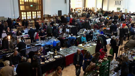 Puestos-De-Venta-Y-Clientes-En-Un-Salón-En-Victoria,-Londres-Para-Una-Feria-De-Antigüedades