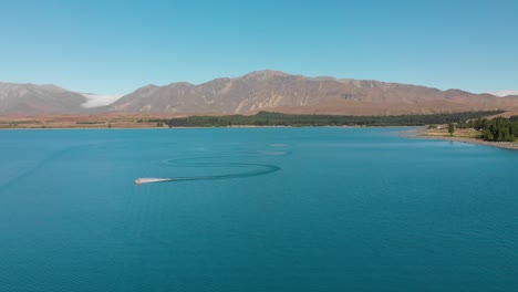 Jet-Ski-En-Hermosas-Aguas-Azul-Turquesa---Lago-Tekapo,-Nueva-Zelanda---Antena