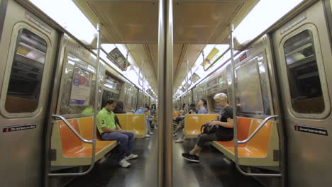 La-Gente-Viaja-En-Metro-En-La-Ciudad-De-Nueva-York,-Hiperlapso