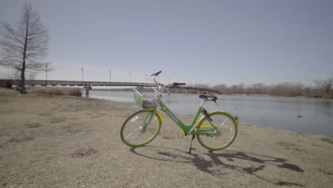 Esta-Es-Una-Toma-En-Movimiento-De-Una-Bicicleta-Verde