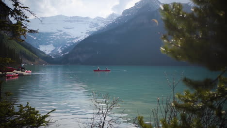 Menschen,-Die-Auf-Dem-Lake-Louise-In-British-Columbia-Kanu-Fahren