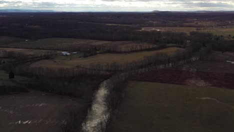 Die-Drohne-Schwebt-Am-Frühen-Morgen-über-Kleinen-Bauernhöfen-In-Einem-Tal-In-Der-Catskill-Bergregion