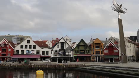 Puerto-De-Stavanger-El-Domingo-Por-La-Tarde,-Viejos-Barcos-En-Un-Puerto-Tranquilo