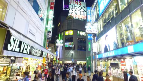 Pov-Caminando,-Lapso-De-Tiempo,-Miles-De-Personas-Cruzan-El-Famoso-Cruce-De-Shibuya-En-Tokio,-Japón