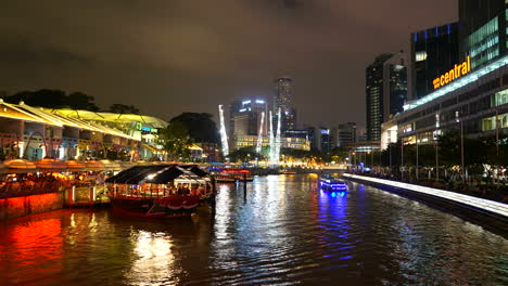 Singapur---Alrededor-Del-Lapso-De-Tiempo-De-Un-Muelle-Clarke-Iluminado-Por-La-Noche-En-Singapur