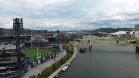 Luftschwenk-Mittelwinkelschwenk-Vom-Pnc-Park-über-Den-Allegheny-River-Zum-Skyline-Konzept-Von-Pittsburgh:-Urban,-Stadtbild,-Sport,-Felder,-Drohne