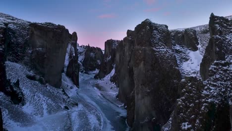 Fjaðrárgljúfur-Canyon-Islandia-Imágenes-Aéreas-En-Invierno